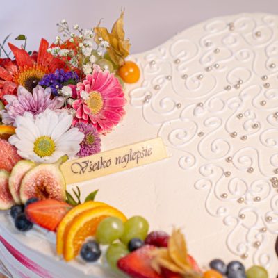 Narodeninová torta s ovocím a kvetmi