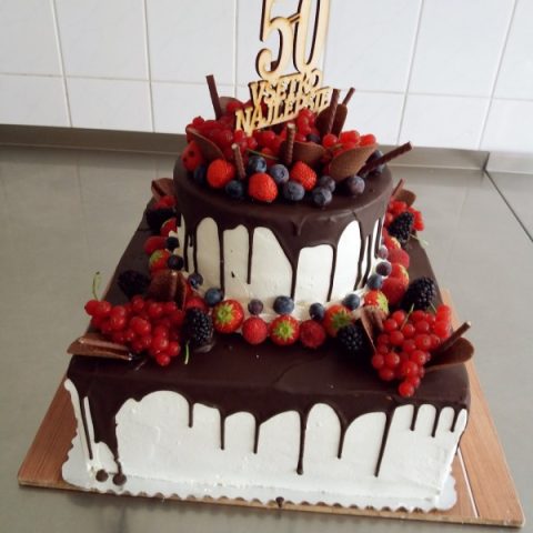 Poschodová narodeninová torta
