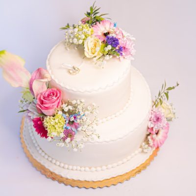 Poschodová svadobná torta so živými kvetmi