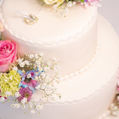 Poschodová svadobná torta so živými kvetmi