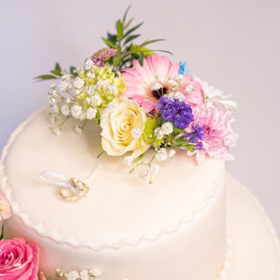 Poschodová svadobná torta so živými kvetmi detail