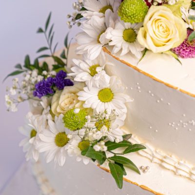 Poschodová svadobná torta v tvare srdca s kvetmi