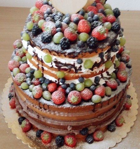 Nahá svadobná torta s ovocím